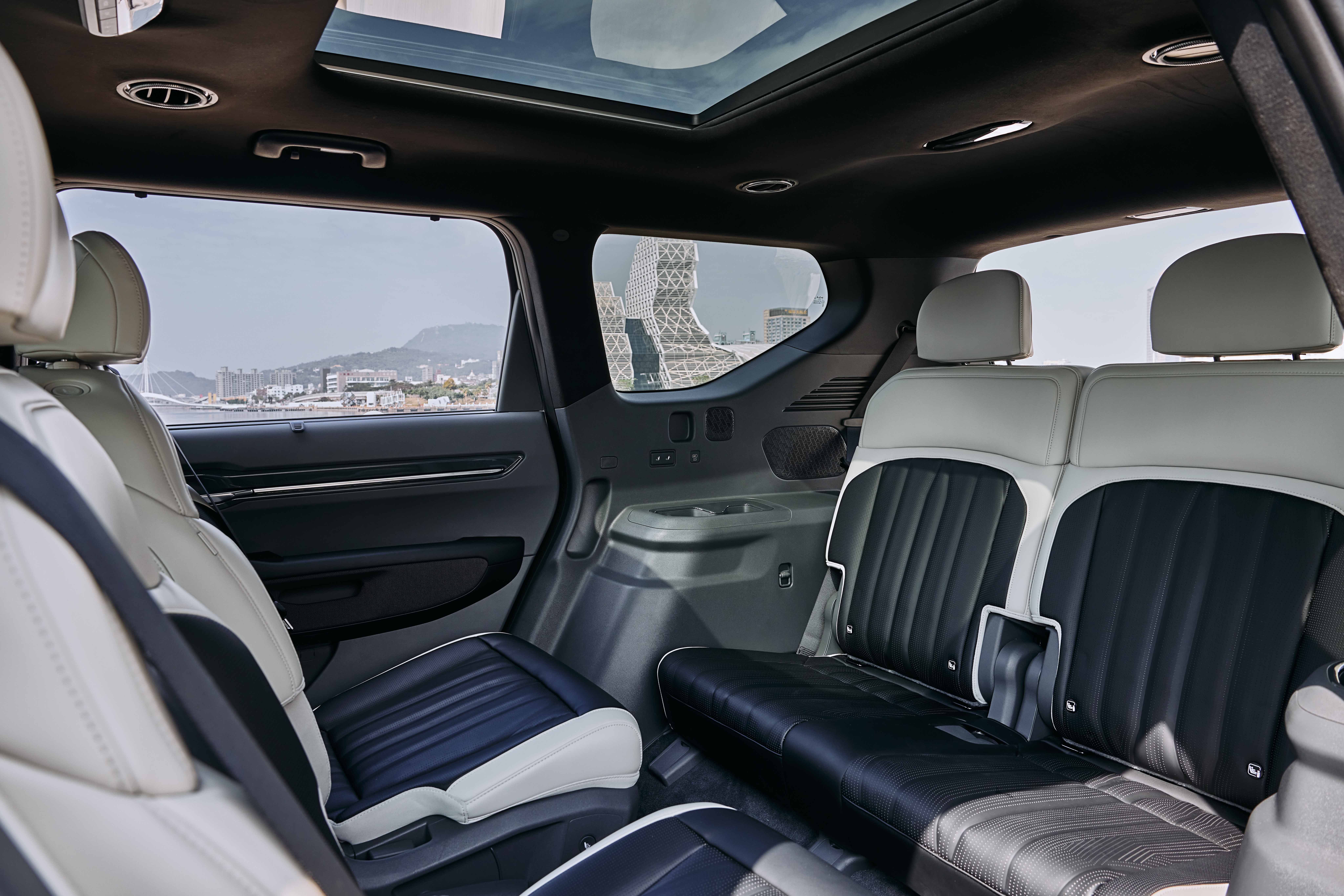 3.iF設計獎評委讚譽：「The Kia EV9拓展大型LSUV的美學可能性，同時兼具實用性；透過可旋轉的第二排座椅和各種貼心設計，則實現更加便利的車內生活。」
